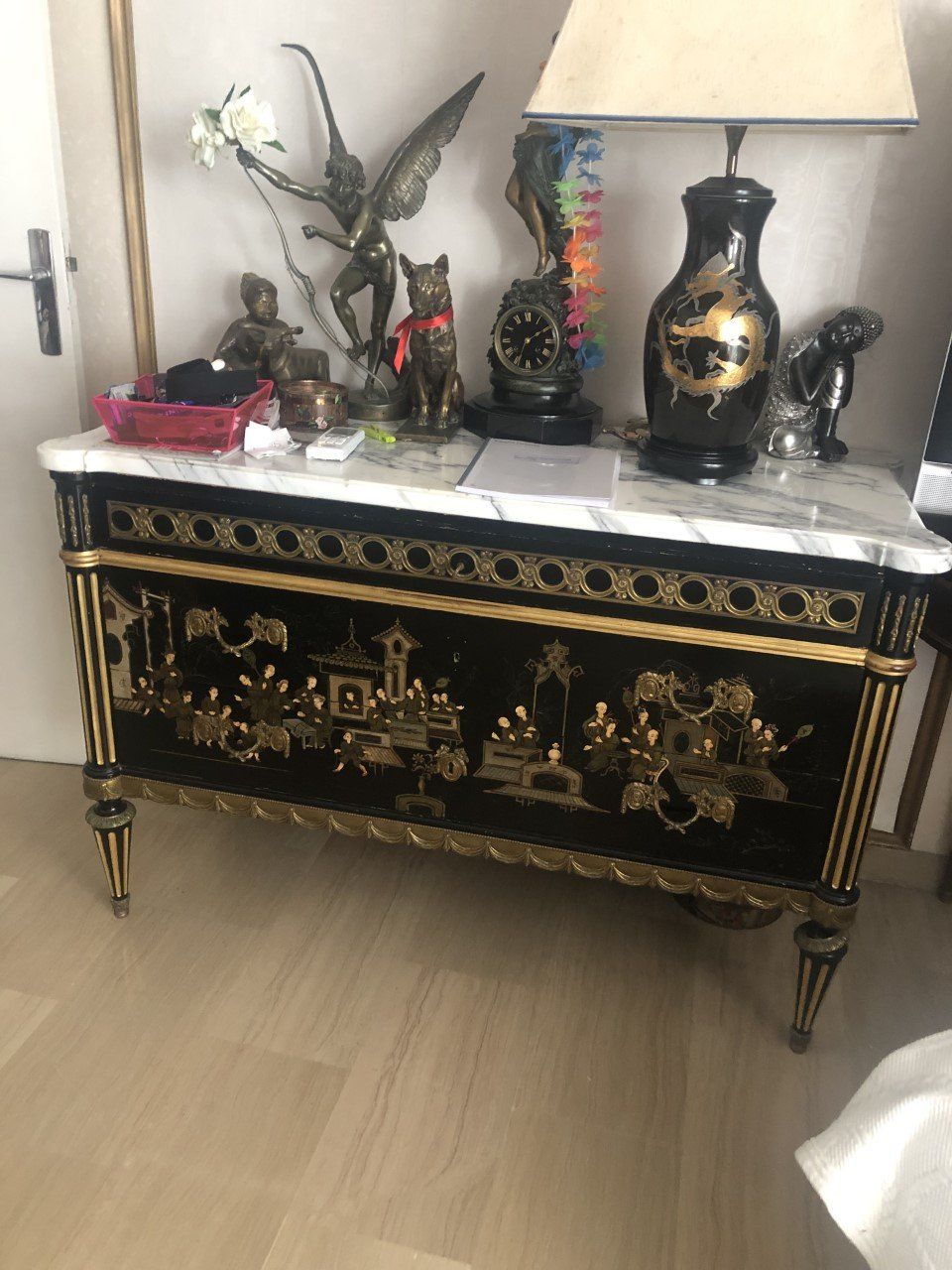 Meuble noir verni avec dorure et plateau en marbre blanc 