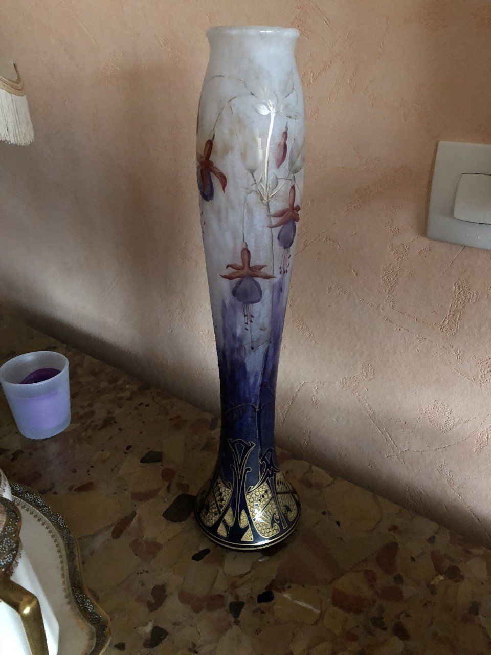 Vase très allongé en hauteur avec motif floral