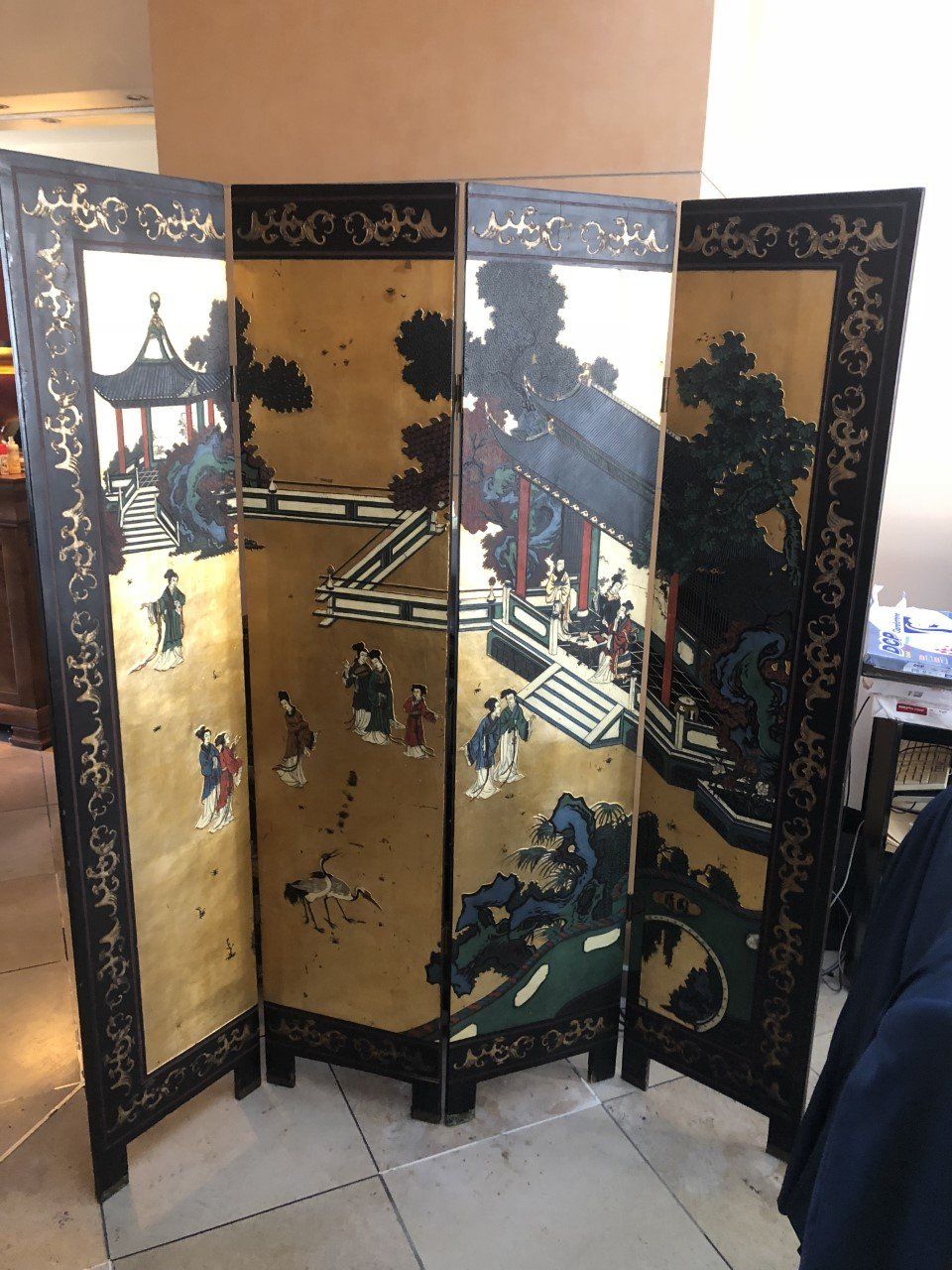 Panneau japonais noir et doré avec scène d'un temple japonais