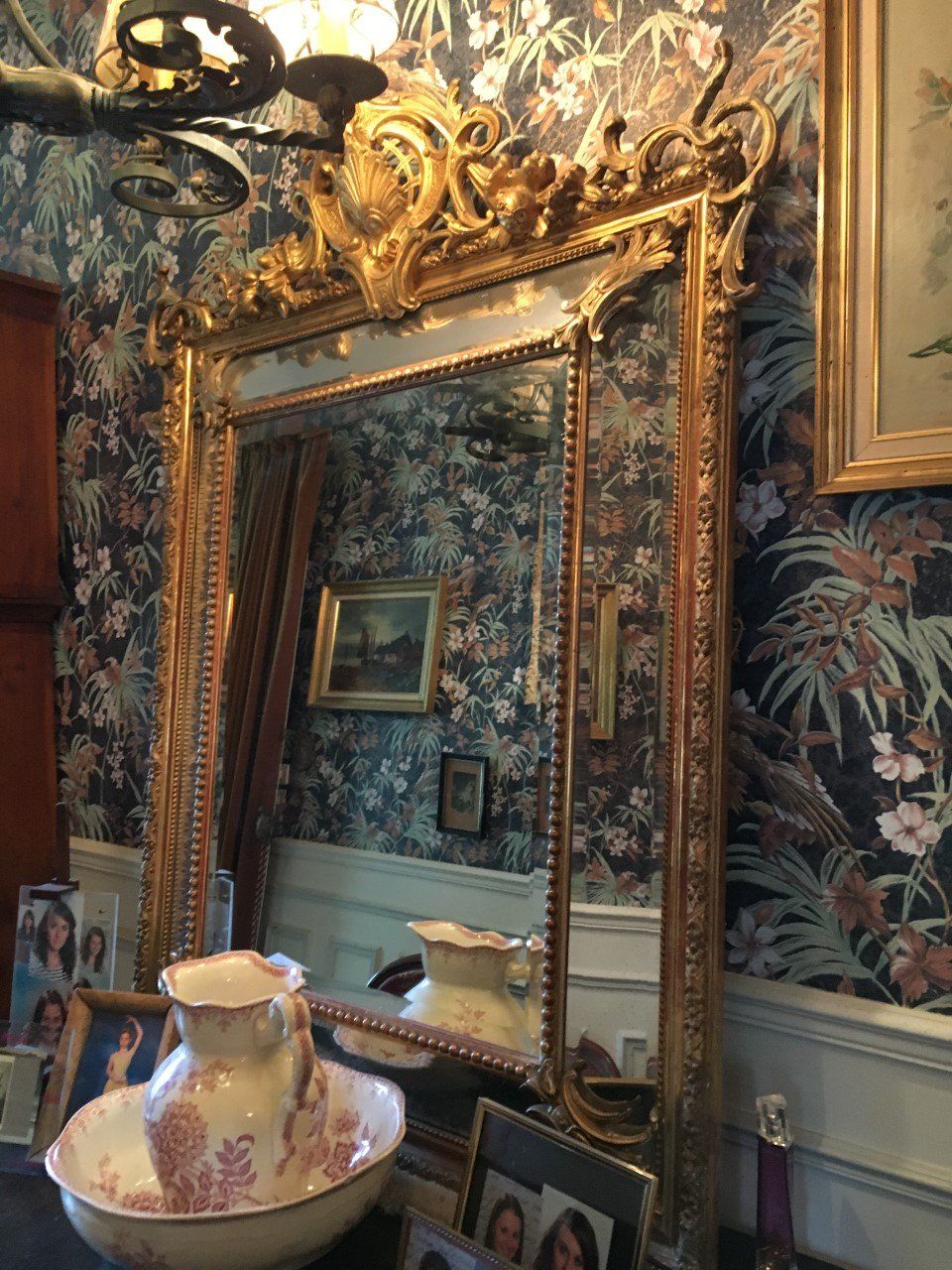 Horloge dans un petit meuble en bois 