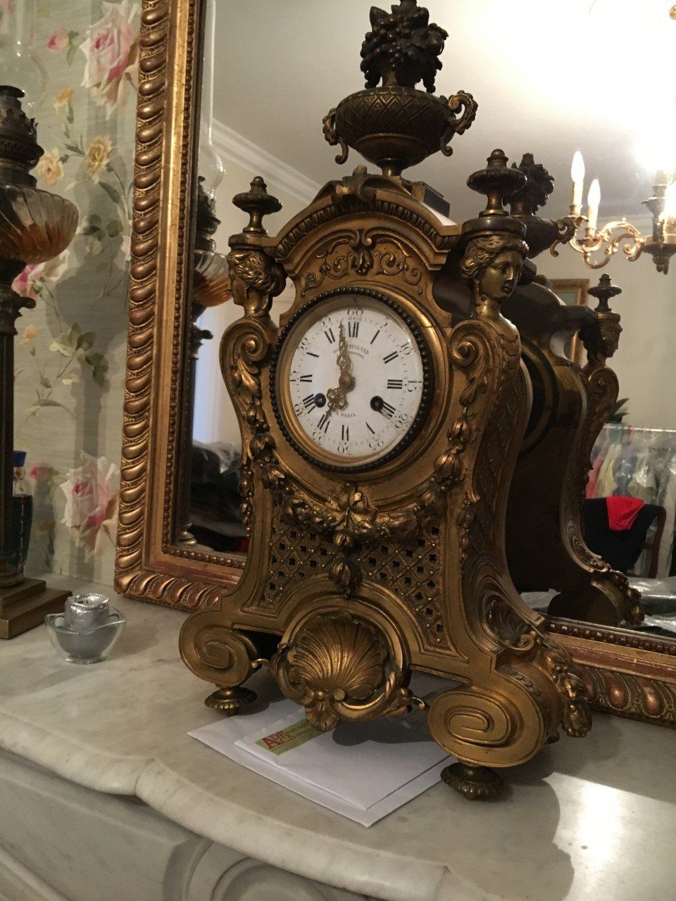 Horloge vintage sculptée sur pieds 