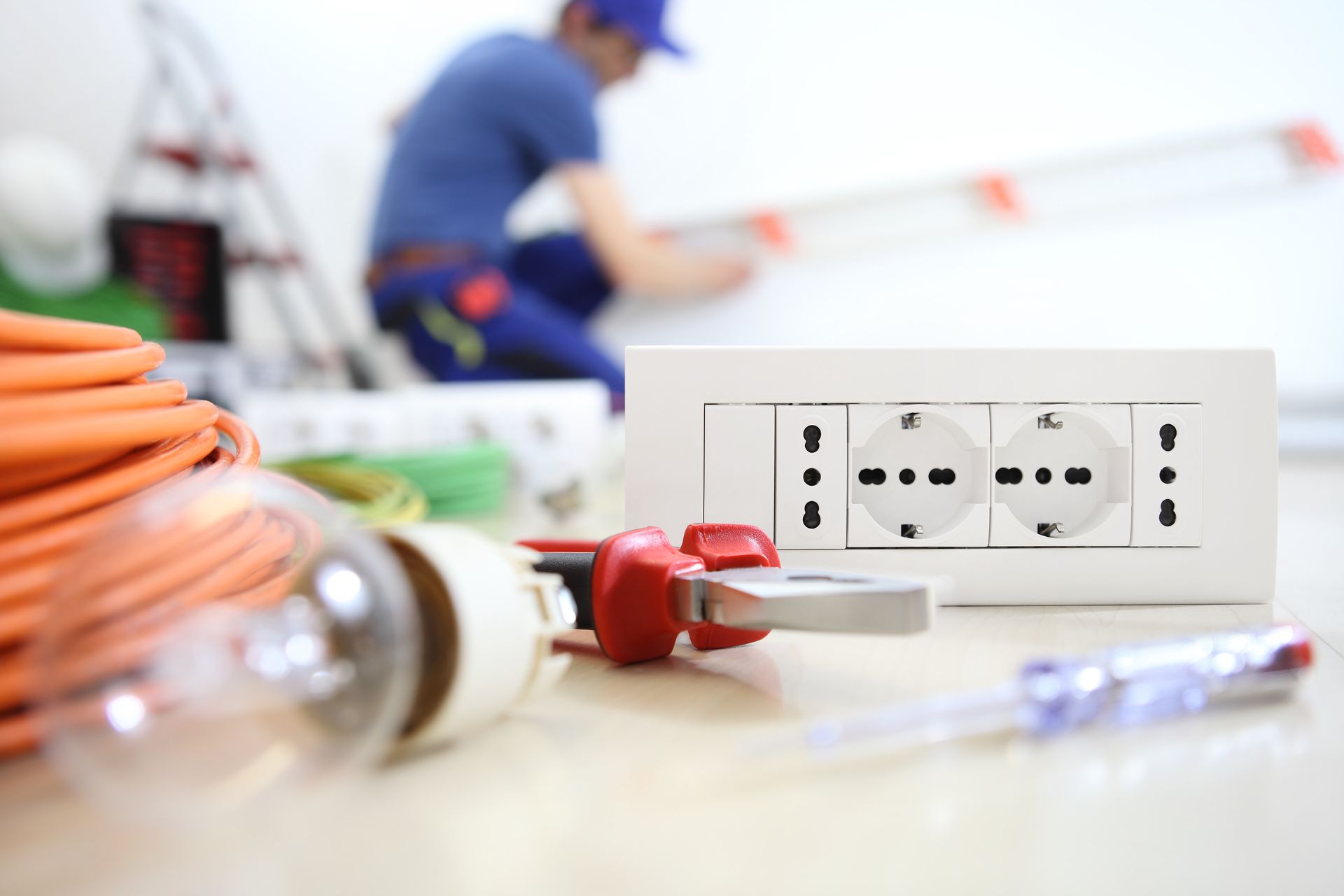 Prises électriques, outils et électricien