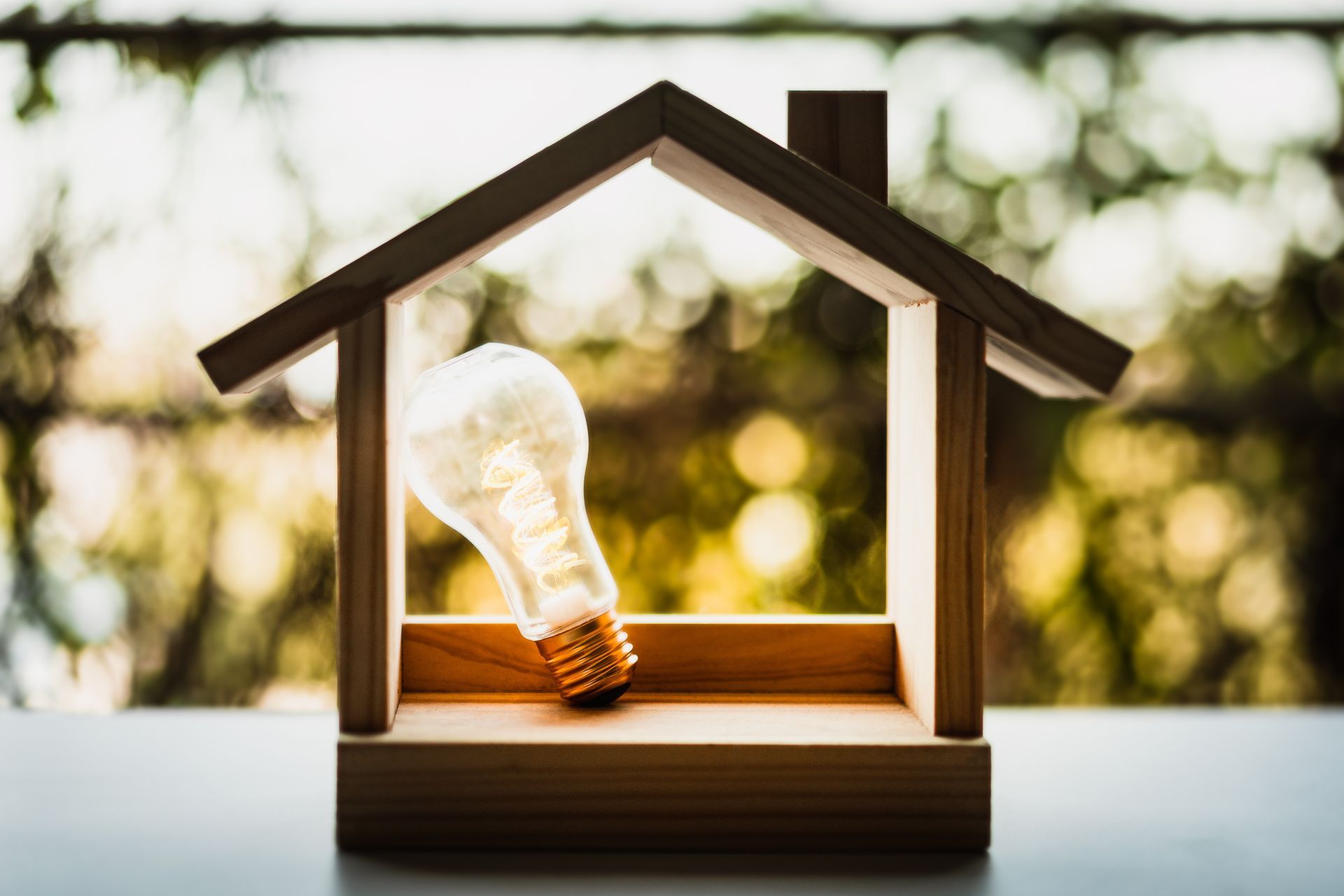 Ampoule dans une maquette de maison