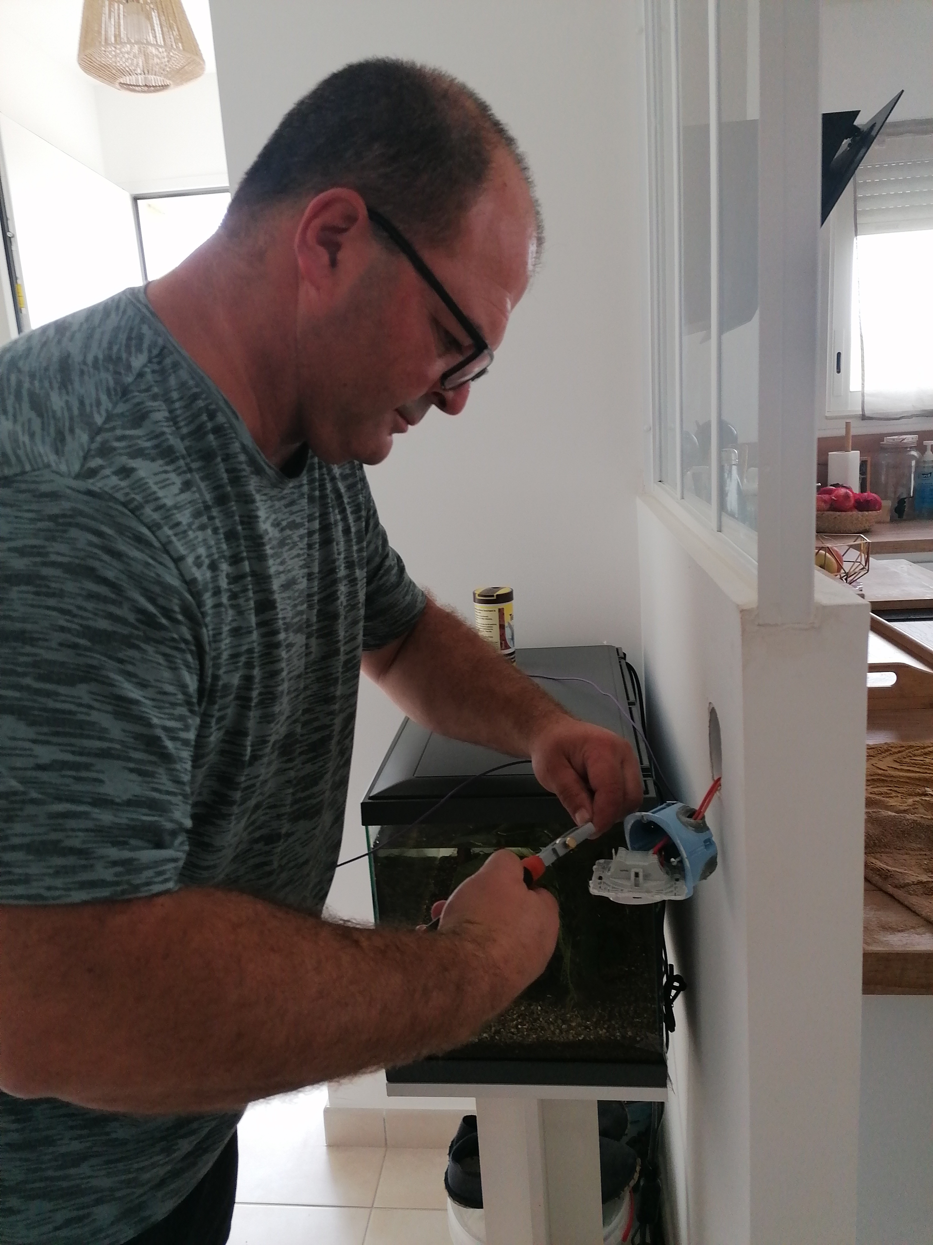 Électricien travaillant sur une prise murale