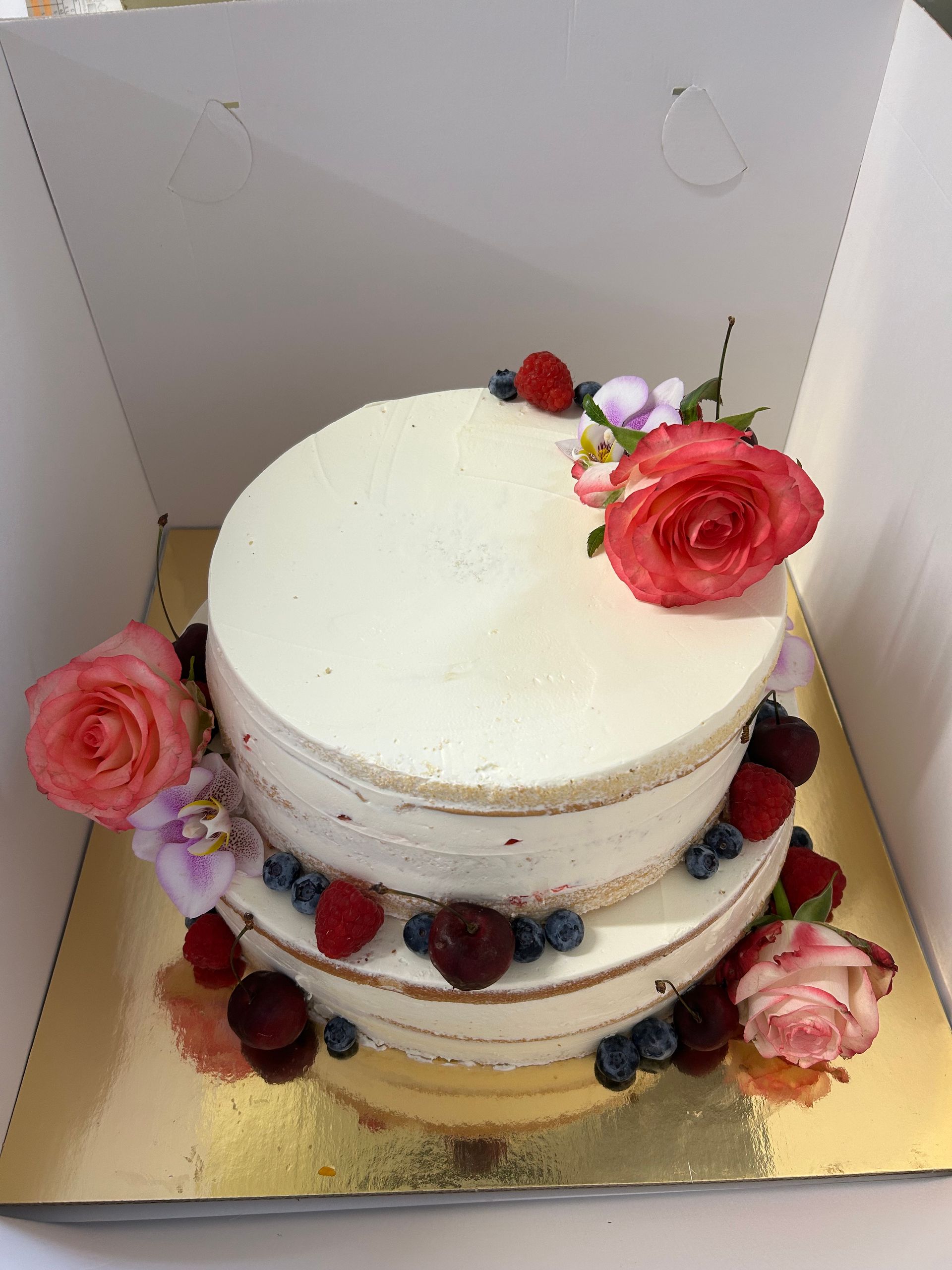 Mehrstöckige Torte mit Blumen