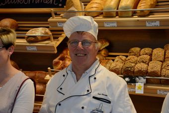 Bäckermeister vor Brotauslage