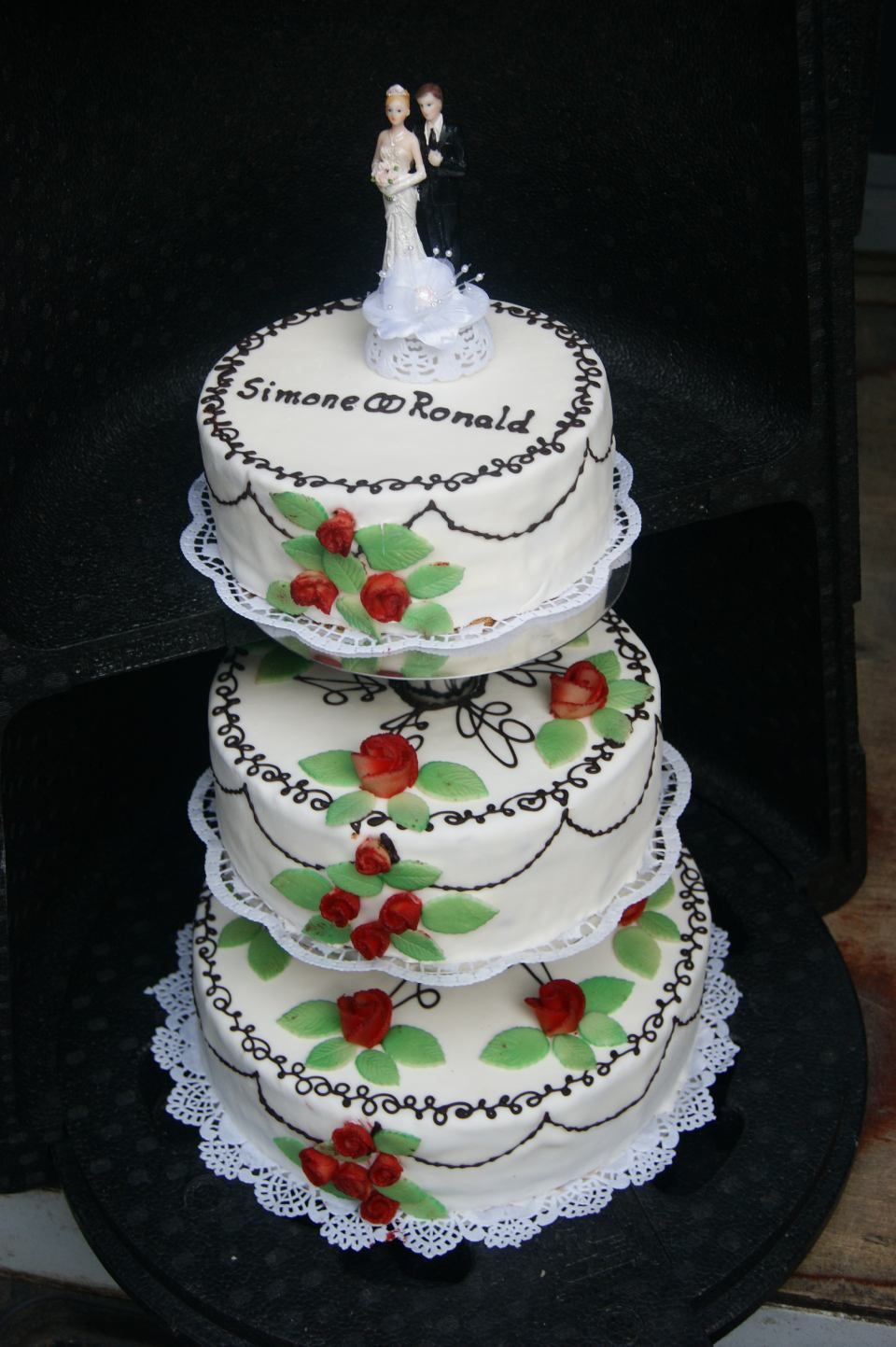 Mehrstöckige weiße Hochzeitstorte mit Blumenverzierung