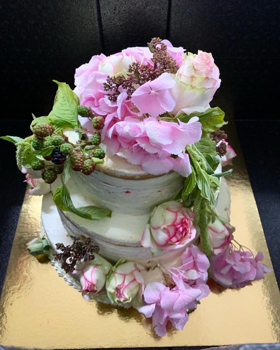 Weiße Torte mit imposanter Blumenverzierung