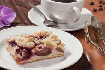 Ein Stück Streuselkuchen und Kaffee