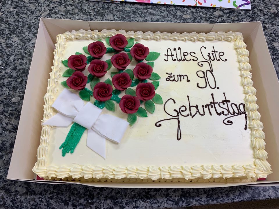 Geburtstagstorte mit Rosenstrauß