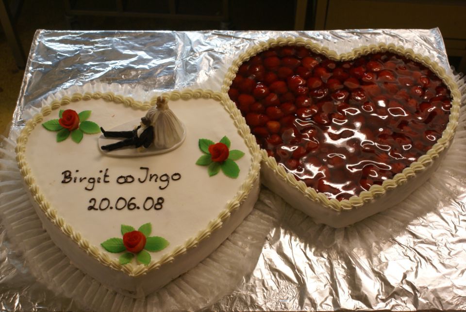 Hochzeitstorte mit zwei Herzen
