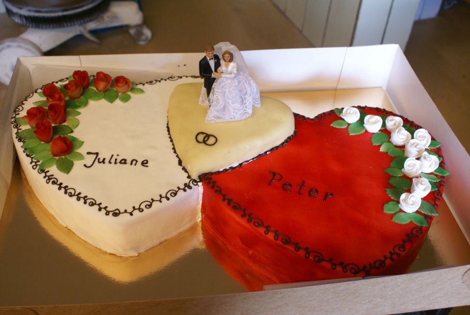Hochzeitstorte mit zwei Herzen