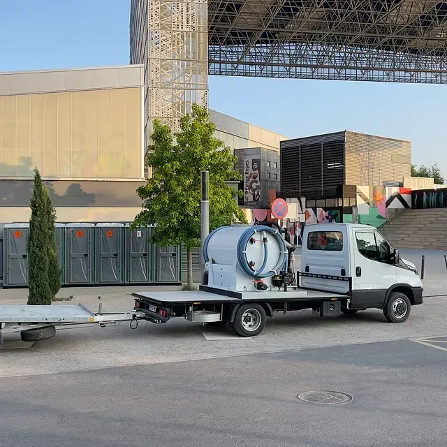 Un camión blanco con un remolque acoplado.