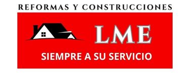 A red sign that says reformas y construcciones lme siempre a su servicio