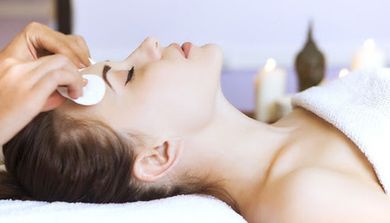 Una mujer está recibiendo un tratamiento facial en un spa.
