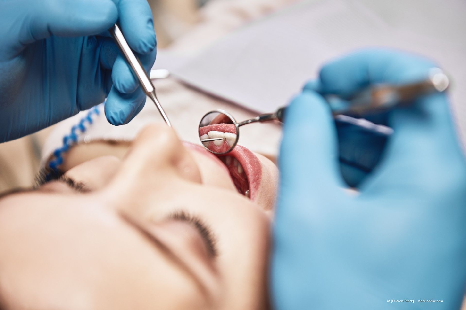 Frau bei einer Zahnbehandlung