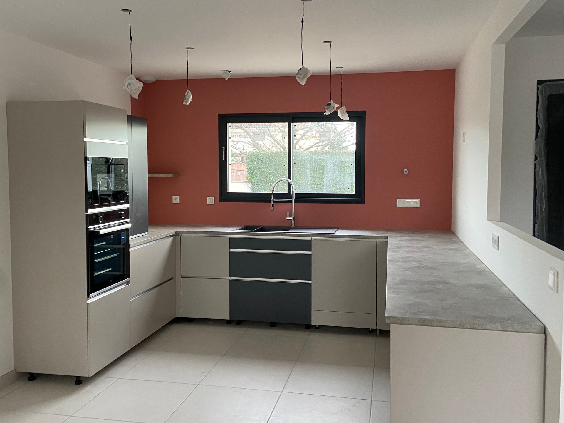 Cuisine neuve et murs repeints