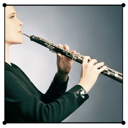 Una mujer con una chaqueta negra está tocando un oboe.