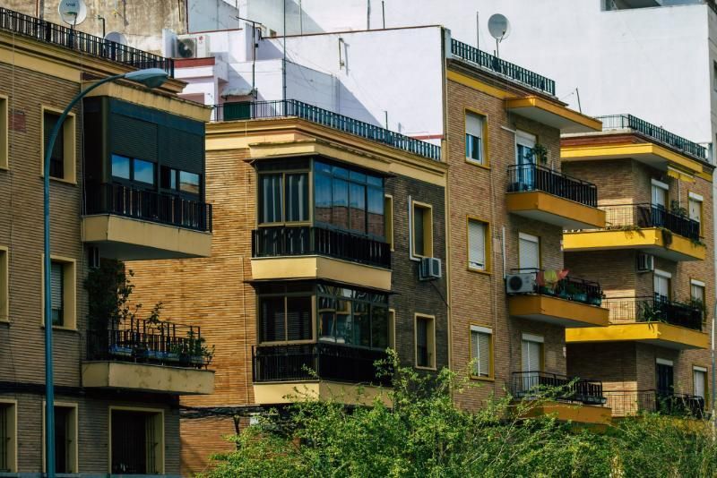 Una pequeña piscina rectangular de color azul brillante con una escalera plateada y dos flotadores blancos en el agua.