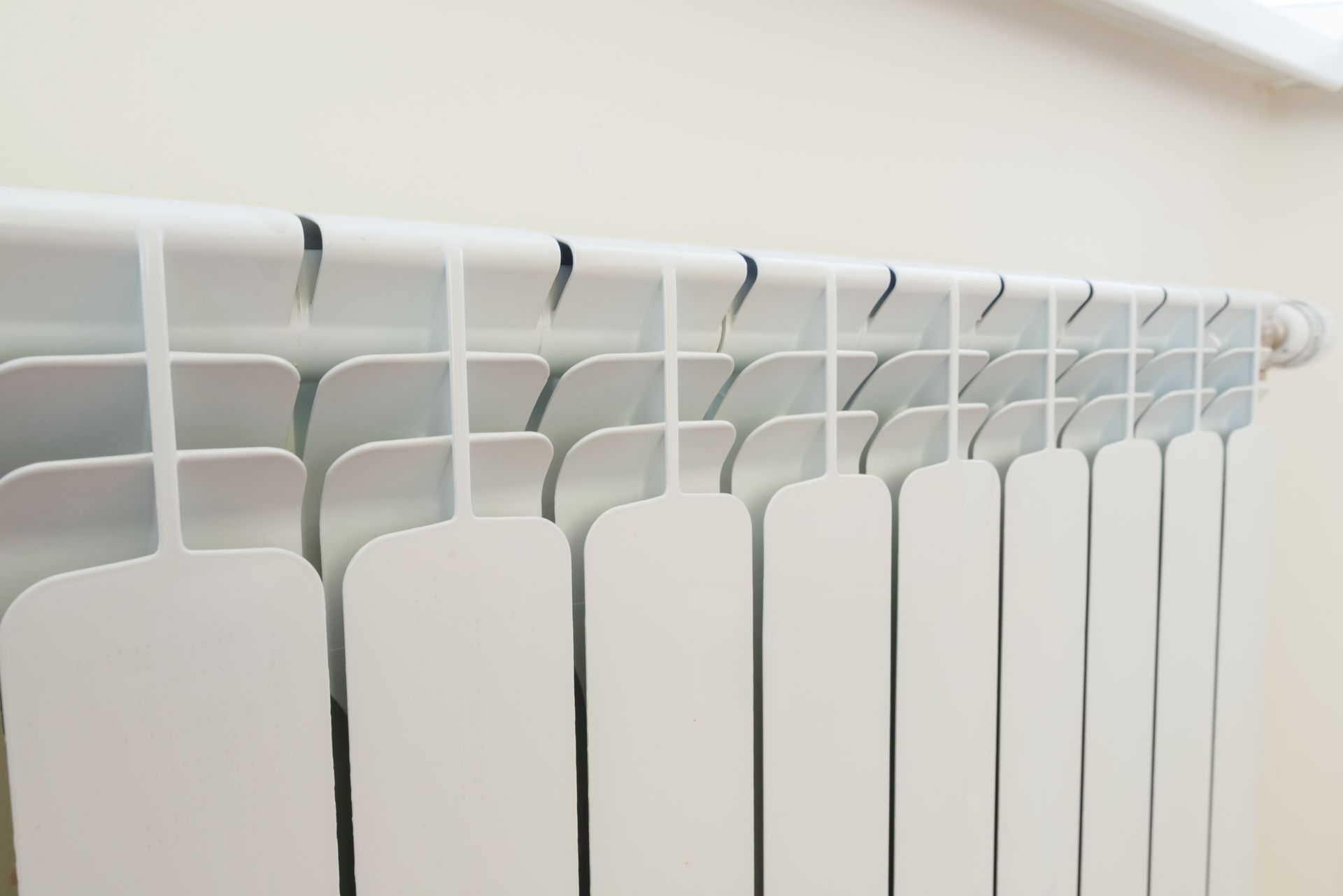 Un radiateur blanc.