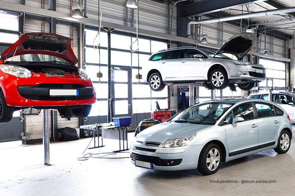 Autos auf Hebebühnen