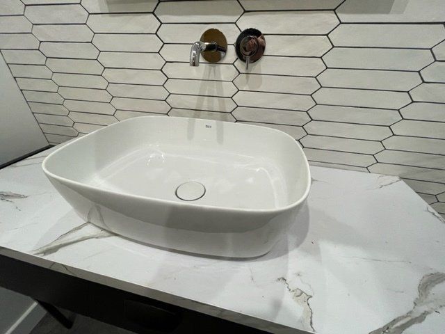 Lavabo sur meuble vasque en marbre