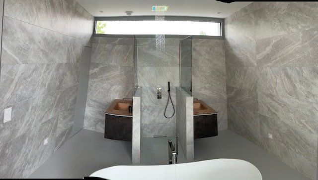 Cabine de douche moderne en marbre