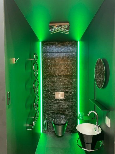 Salle de bains moderne avec lumières LED