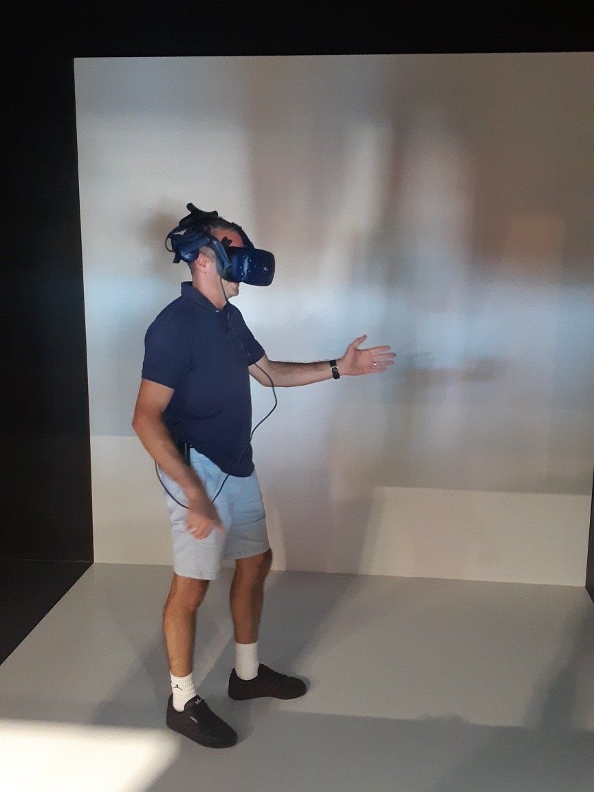 Personne dans notre salle d'exposition de salles de bains en 3D