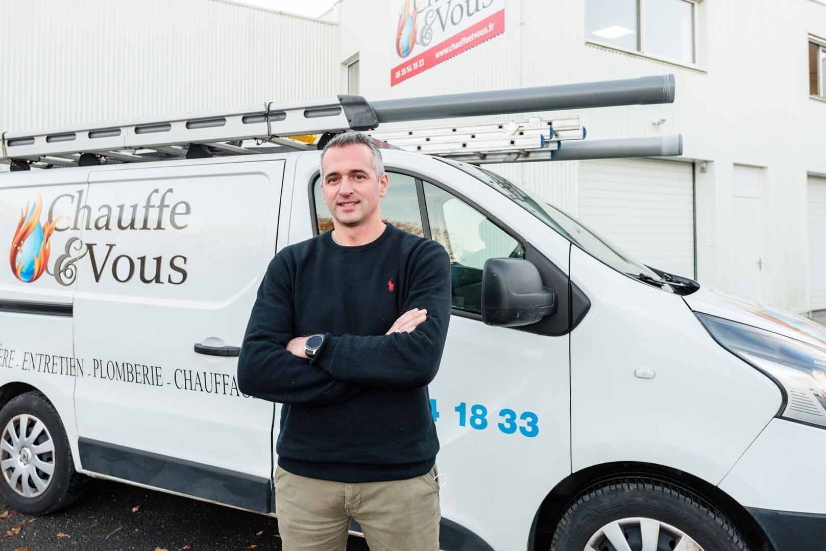 Le gérant de notre entreprise devant un camion