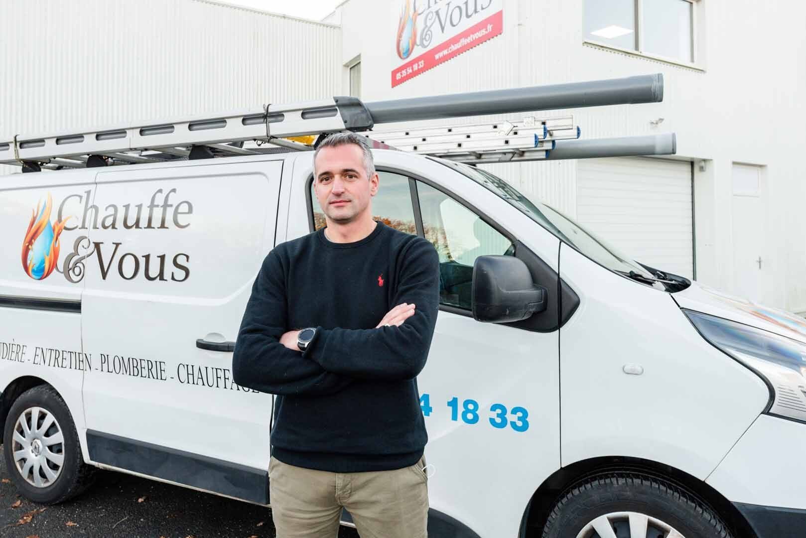 Notre expert en climatisation devant notre camion