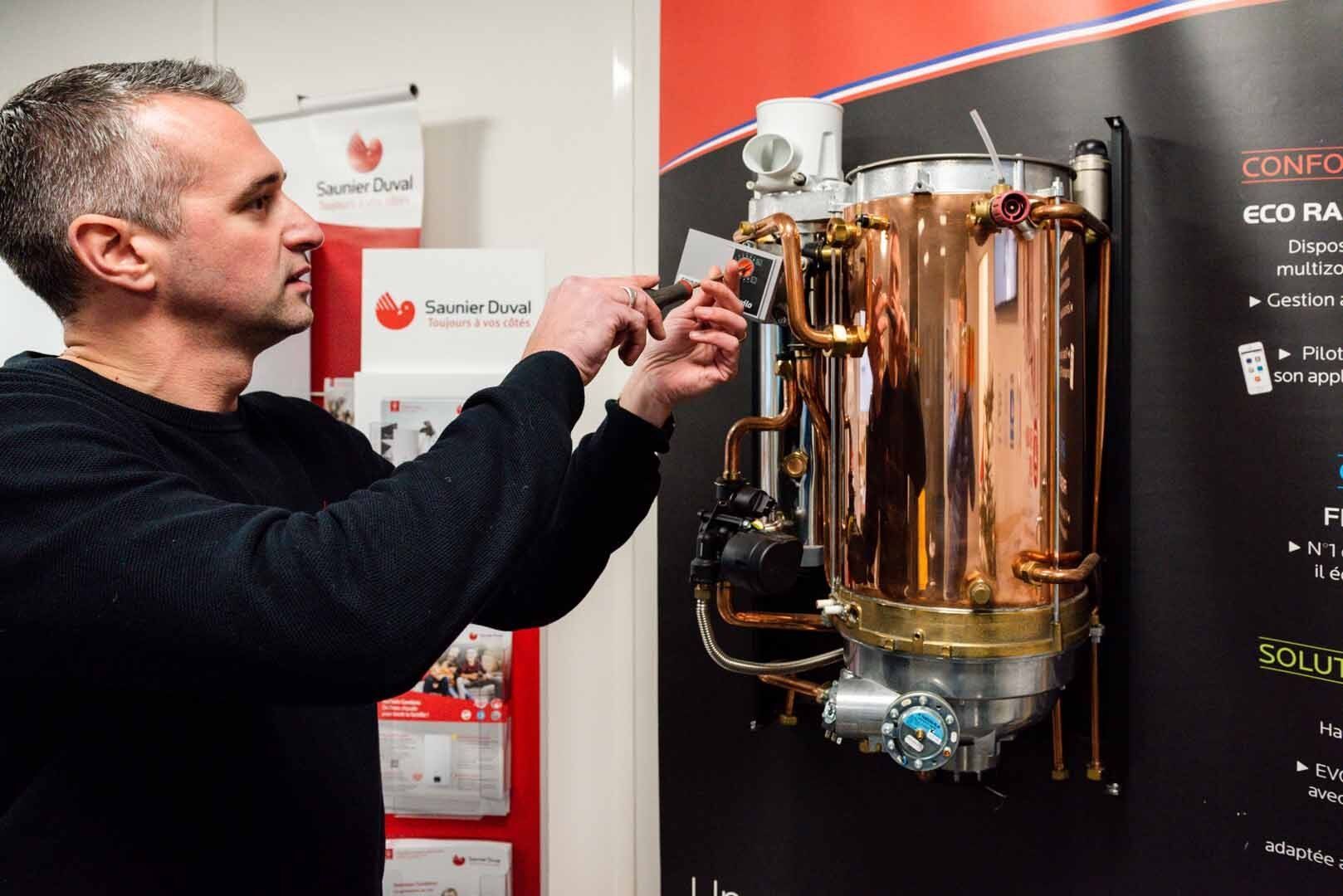 Notre expert avec un brûleur dans notre magasin