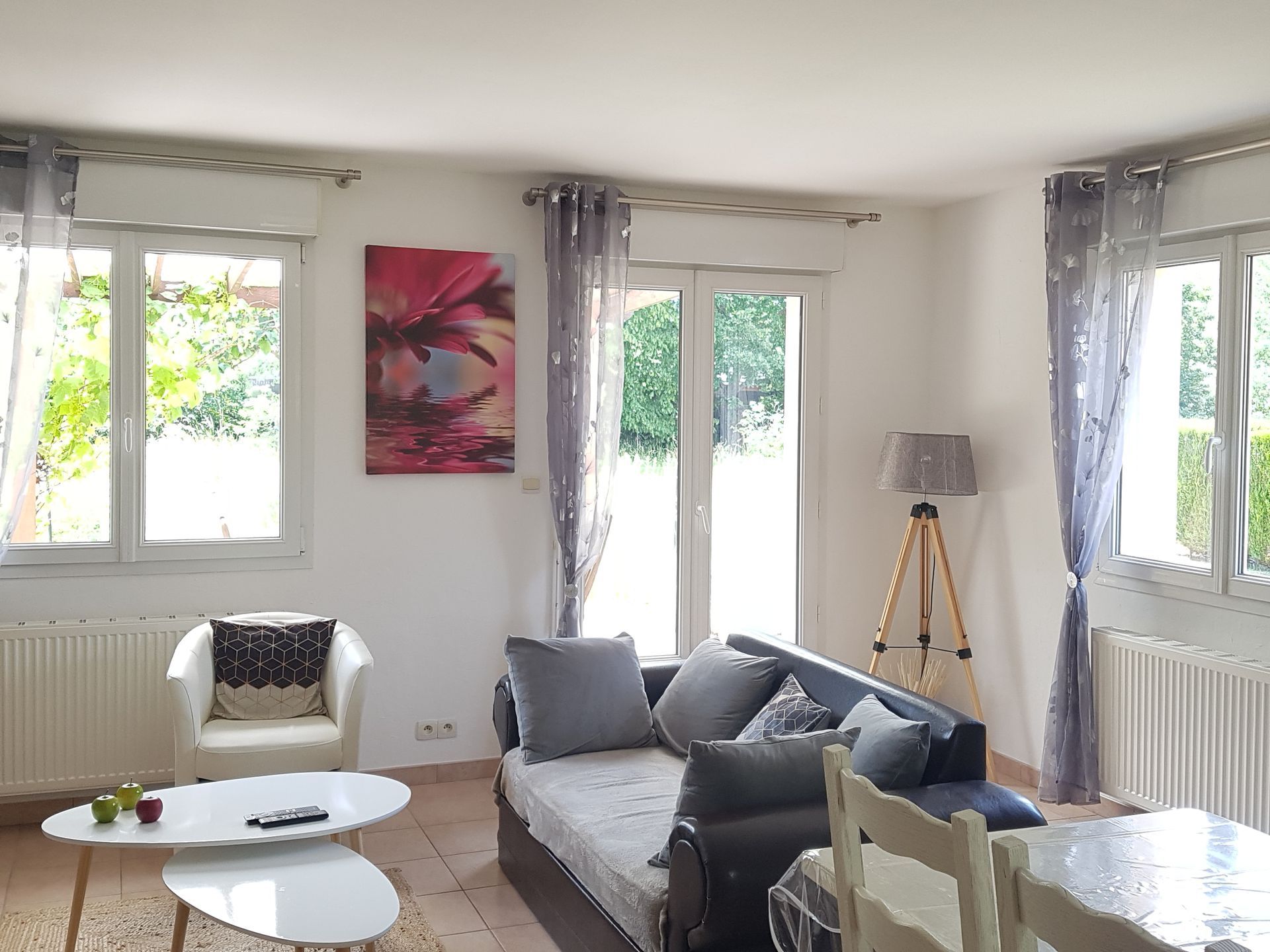 Séjour avec salon, table basse et places assises