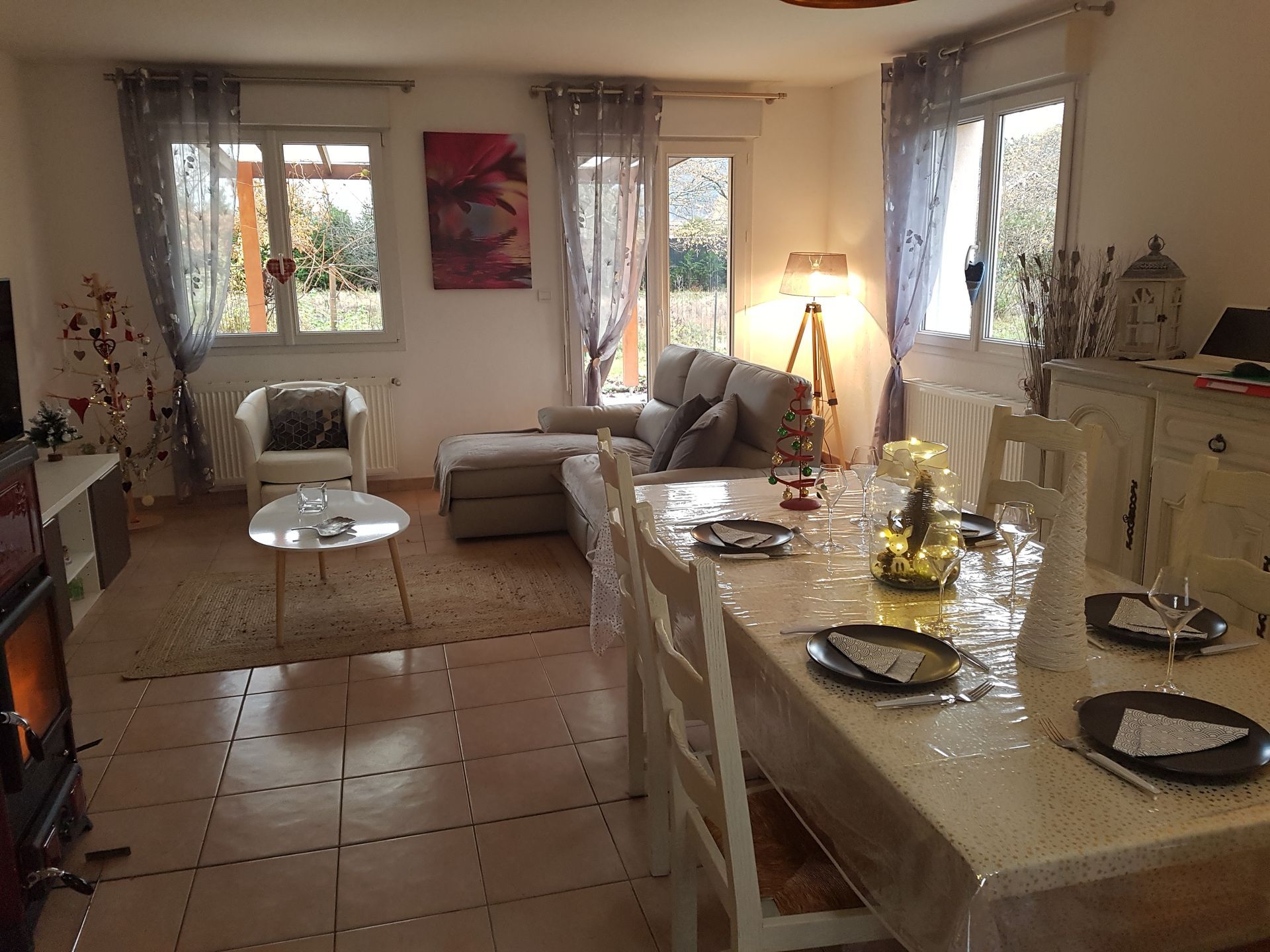 Salle à manger intégrée au salon