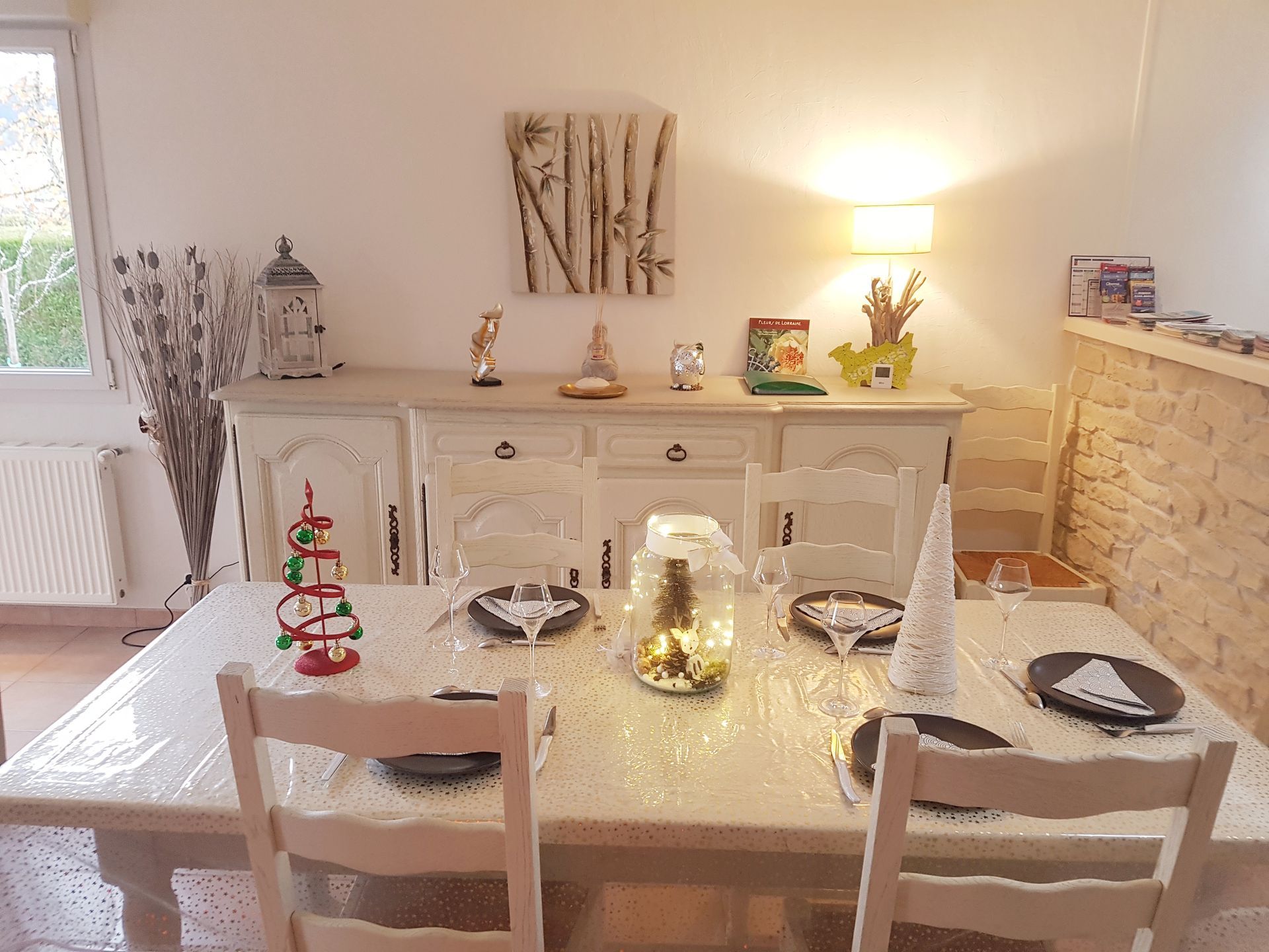 Table à manger décorée