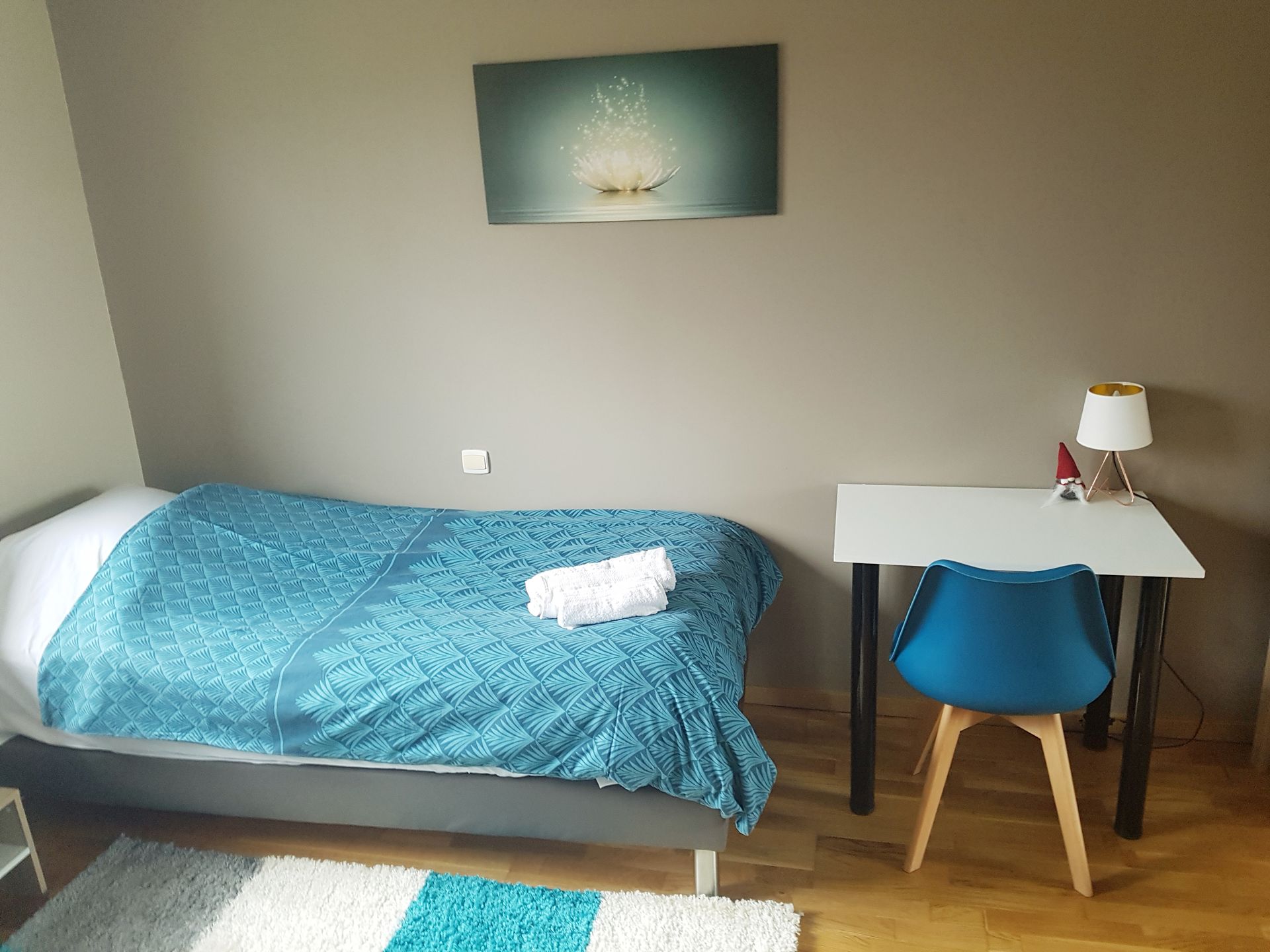 Chambre d’enfant avec lit simple