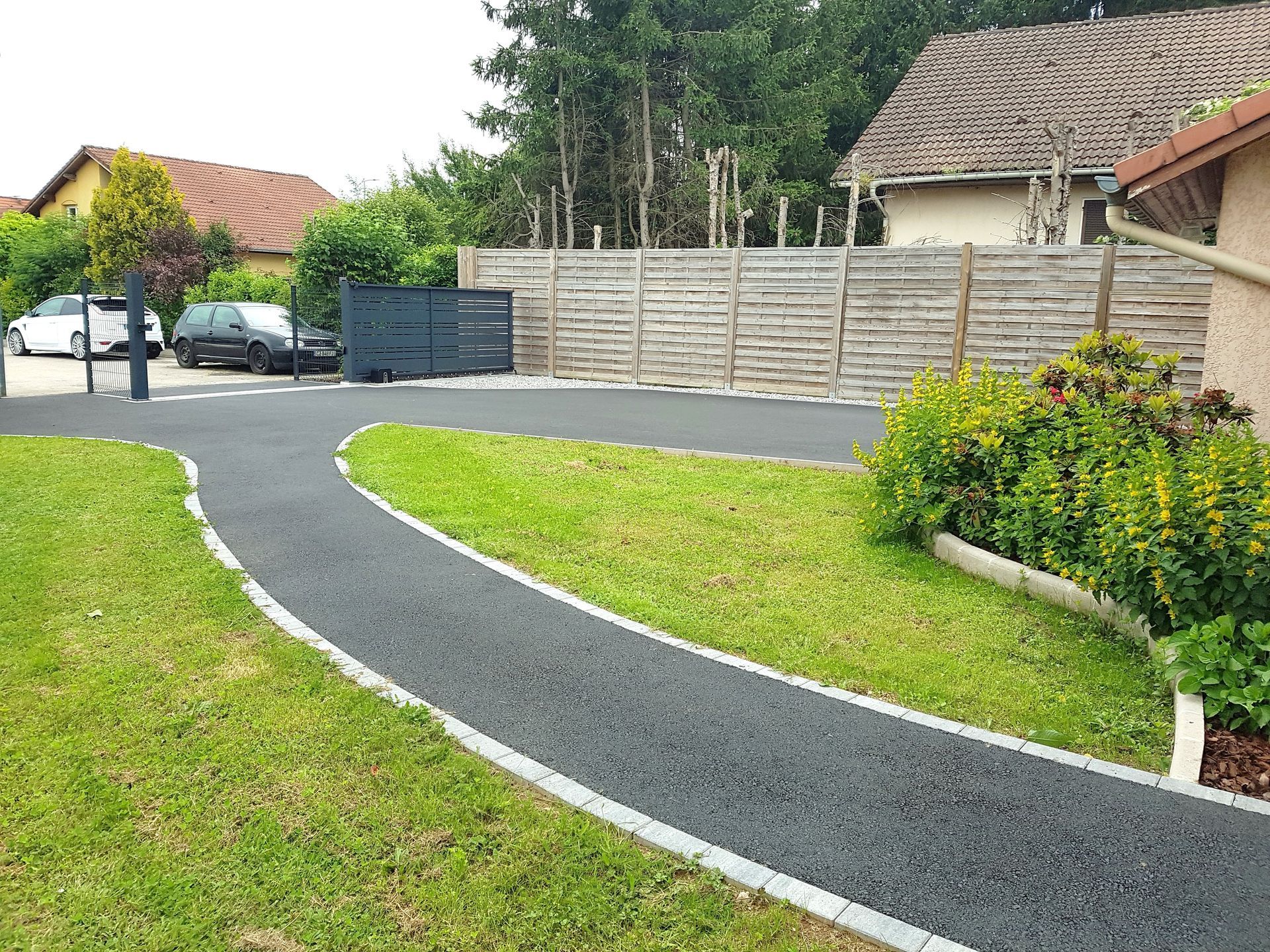 Passage de la porte d'entrée vers le portail