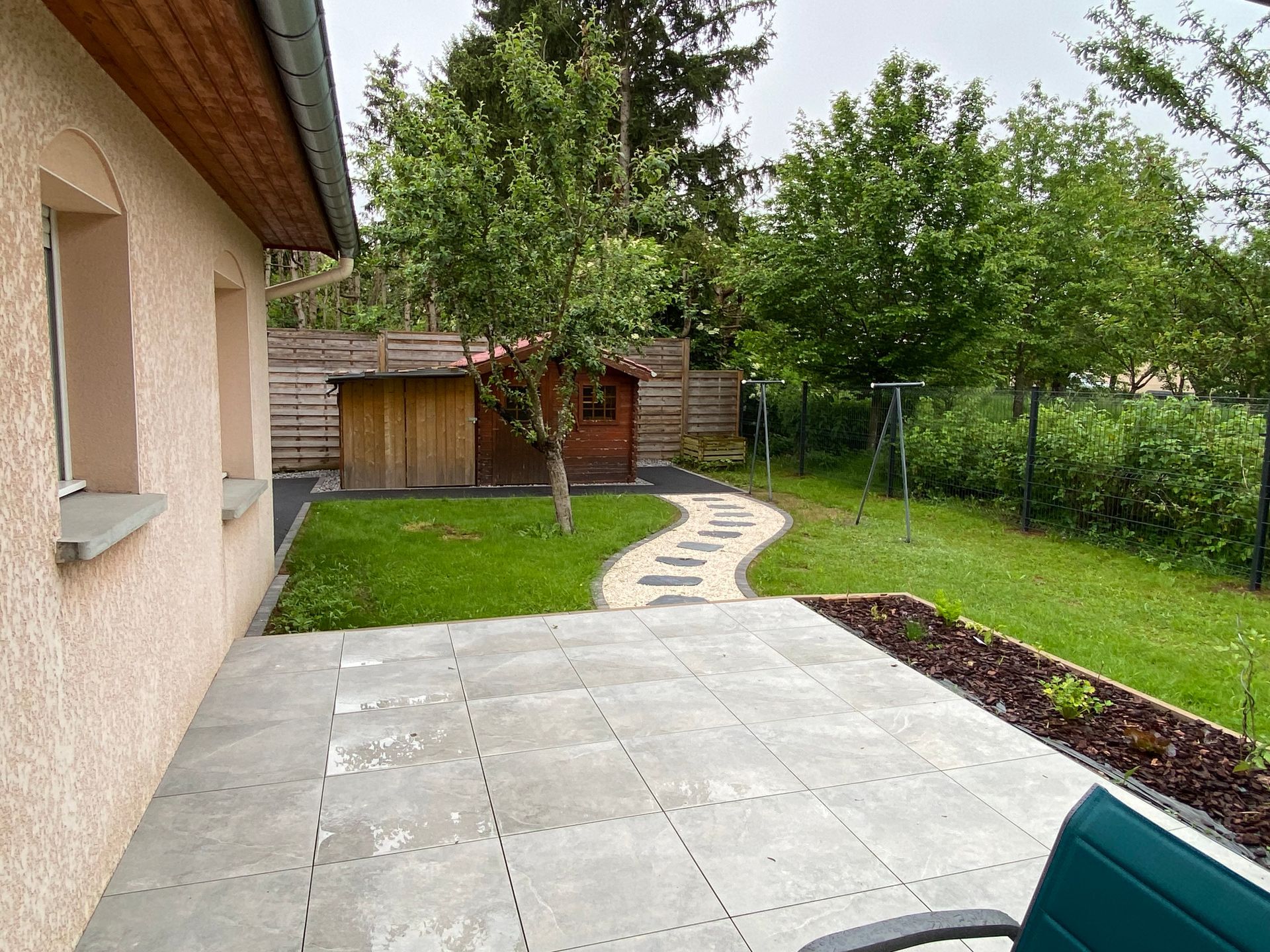 Terrasse avec petite allée 