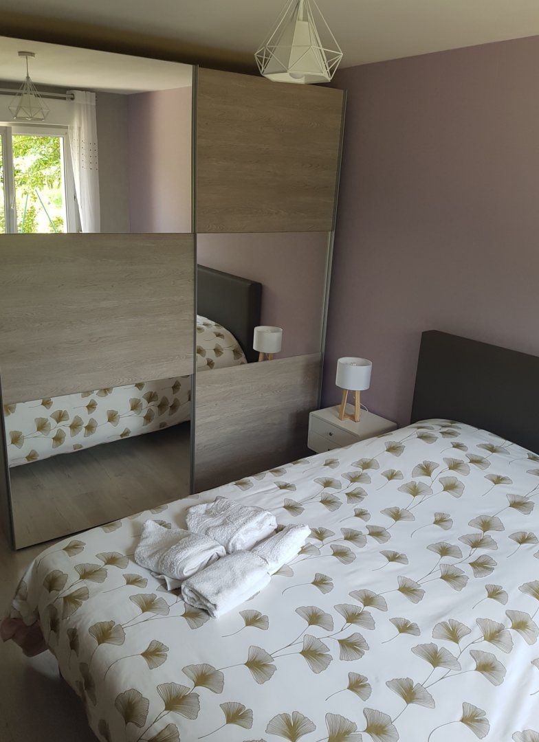 Chambre parentale avec un grand dressing