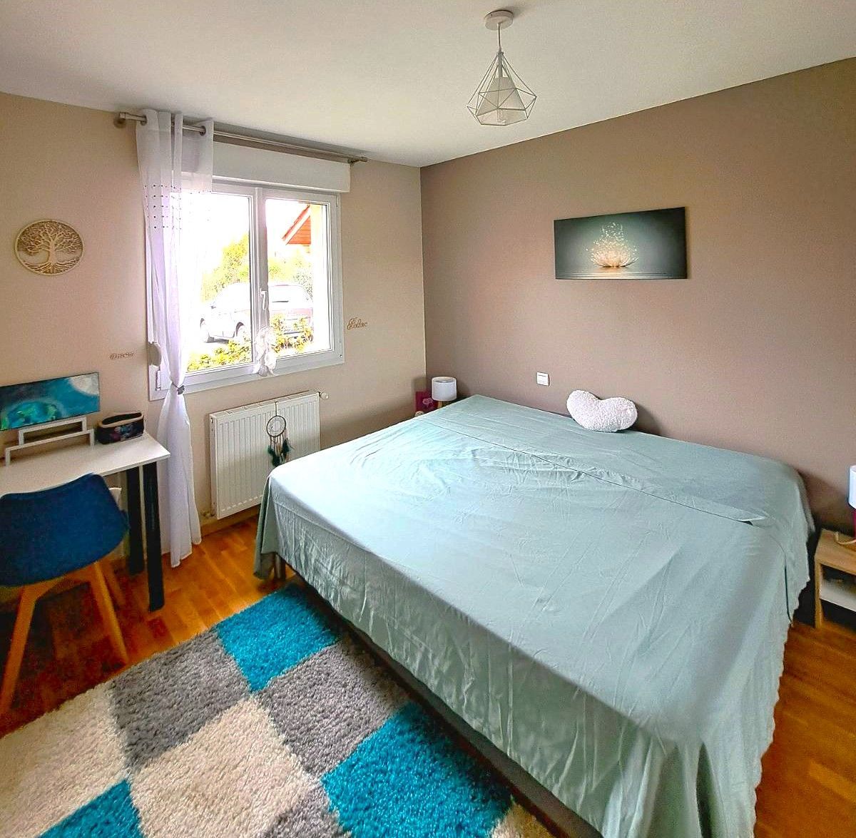 Chambre d’enfant avec deux lits côte à côte