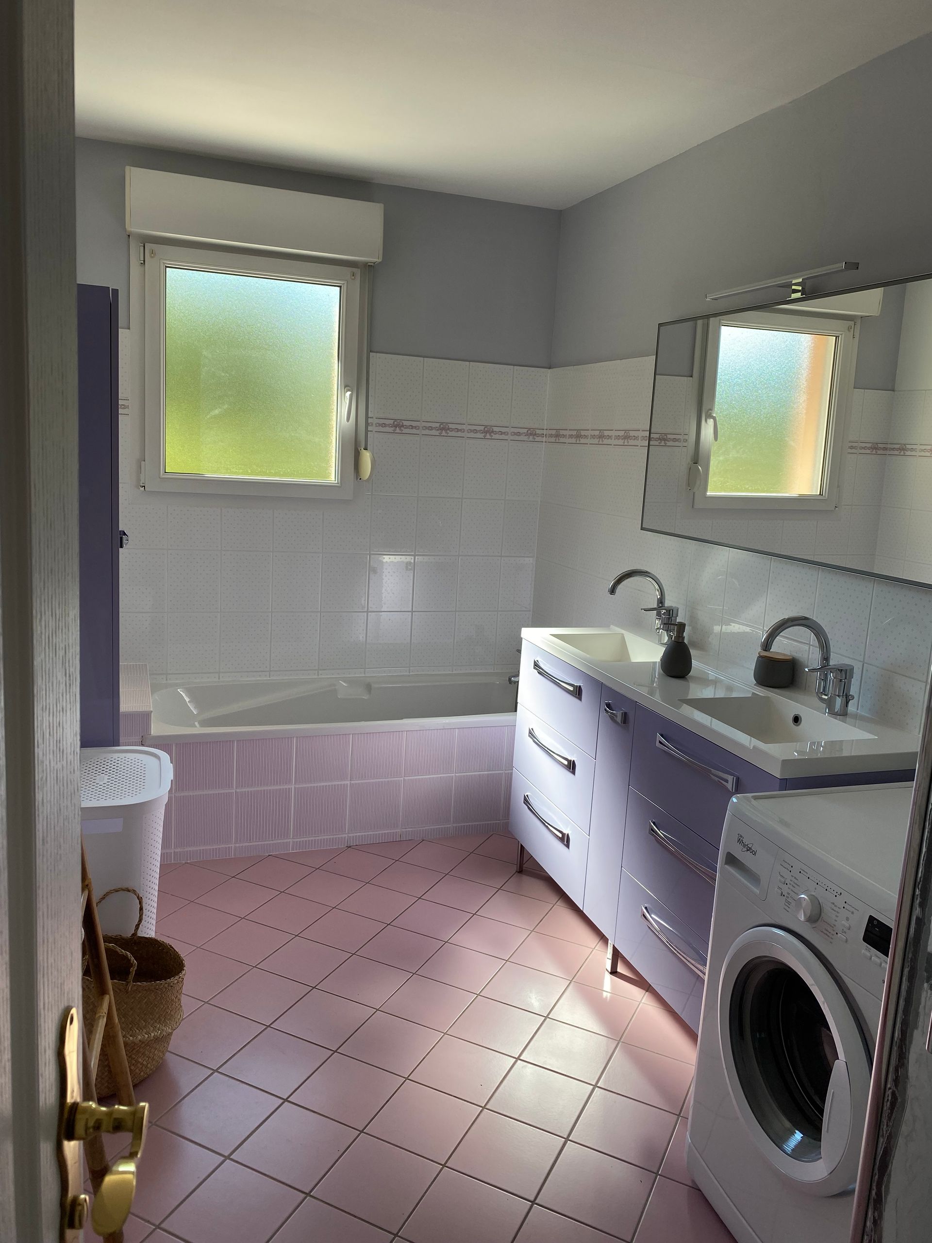 Salle de bains avec baignoire