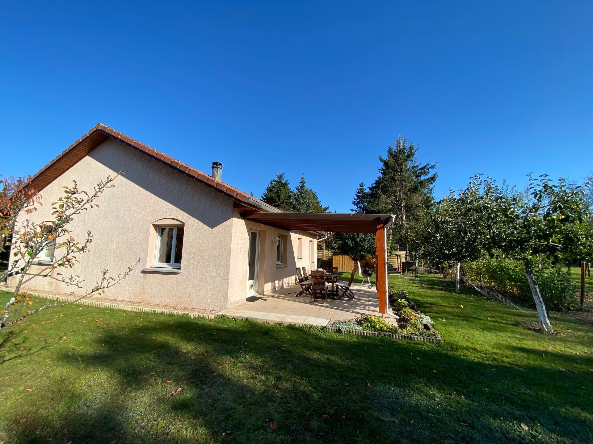 Terrasse couverte vue de côté