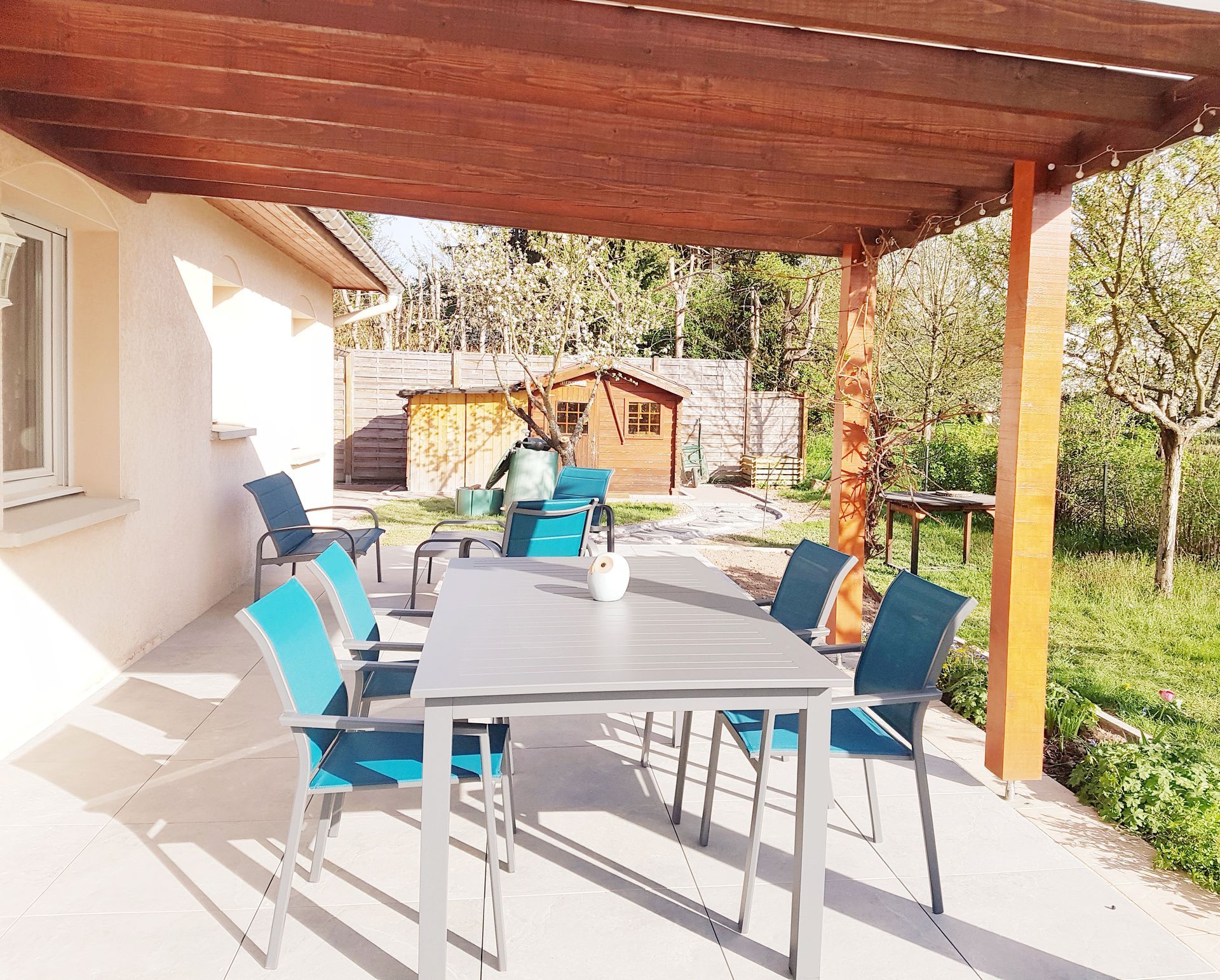 Terrasse couverte avec salon extérieur
