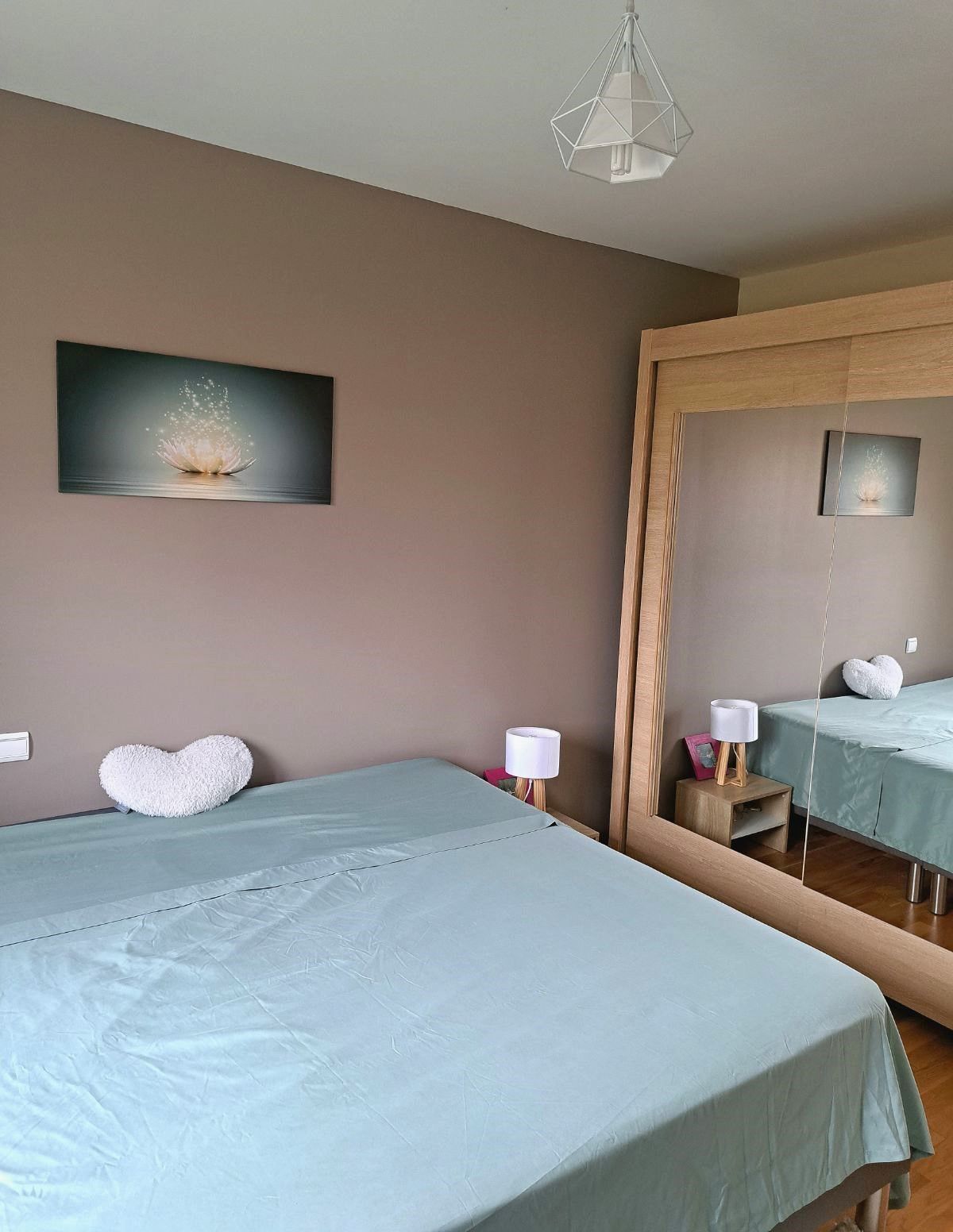 Chambre d’enfant avec grand miroir