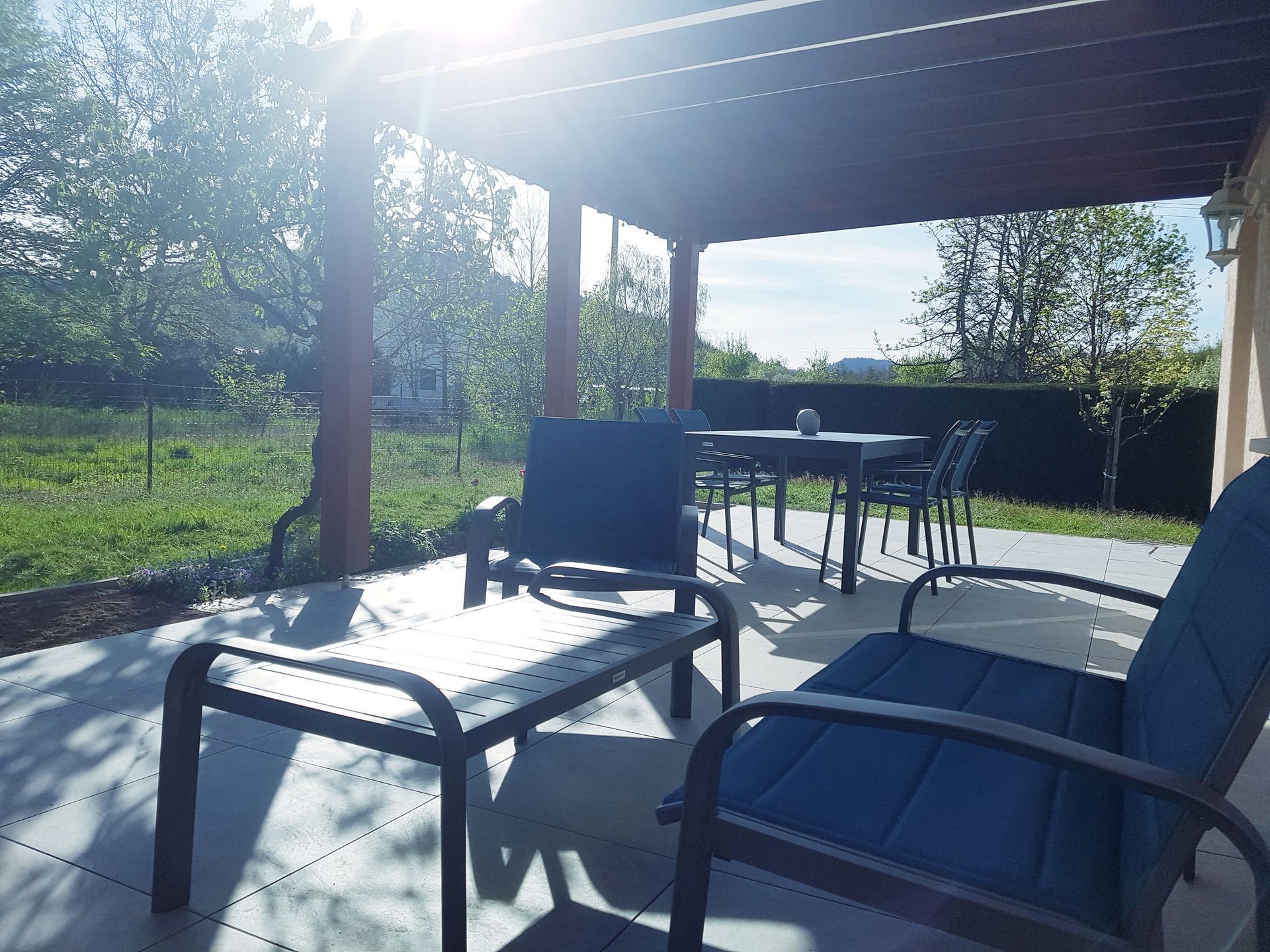 Salon extérieur avec une table basse et des assises