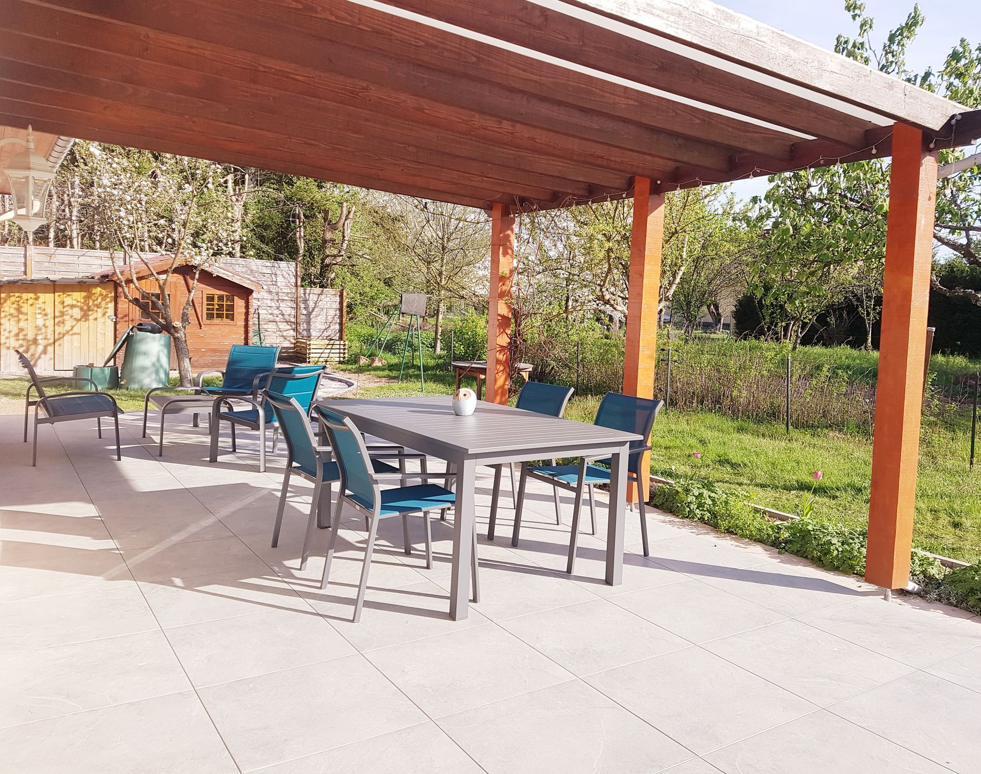 Vue d'ensemble de la terrasse extérieure