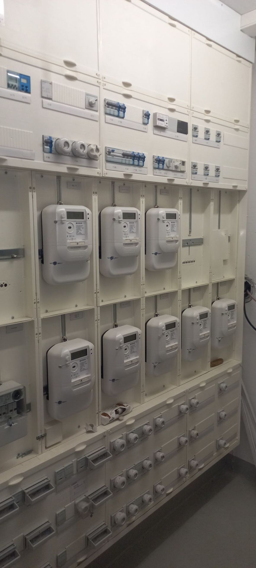 Auf einem Tisch liegt ein Schutzhelm auf einem Bauplan.