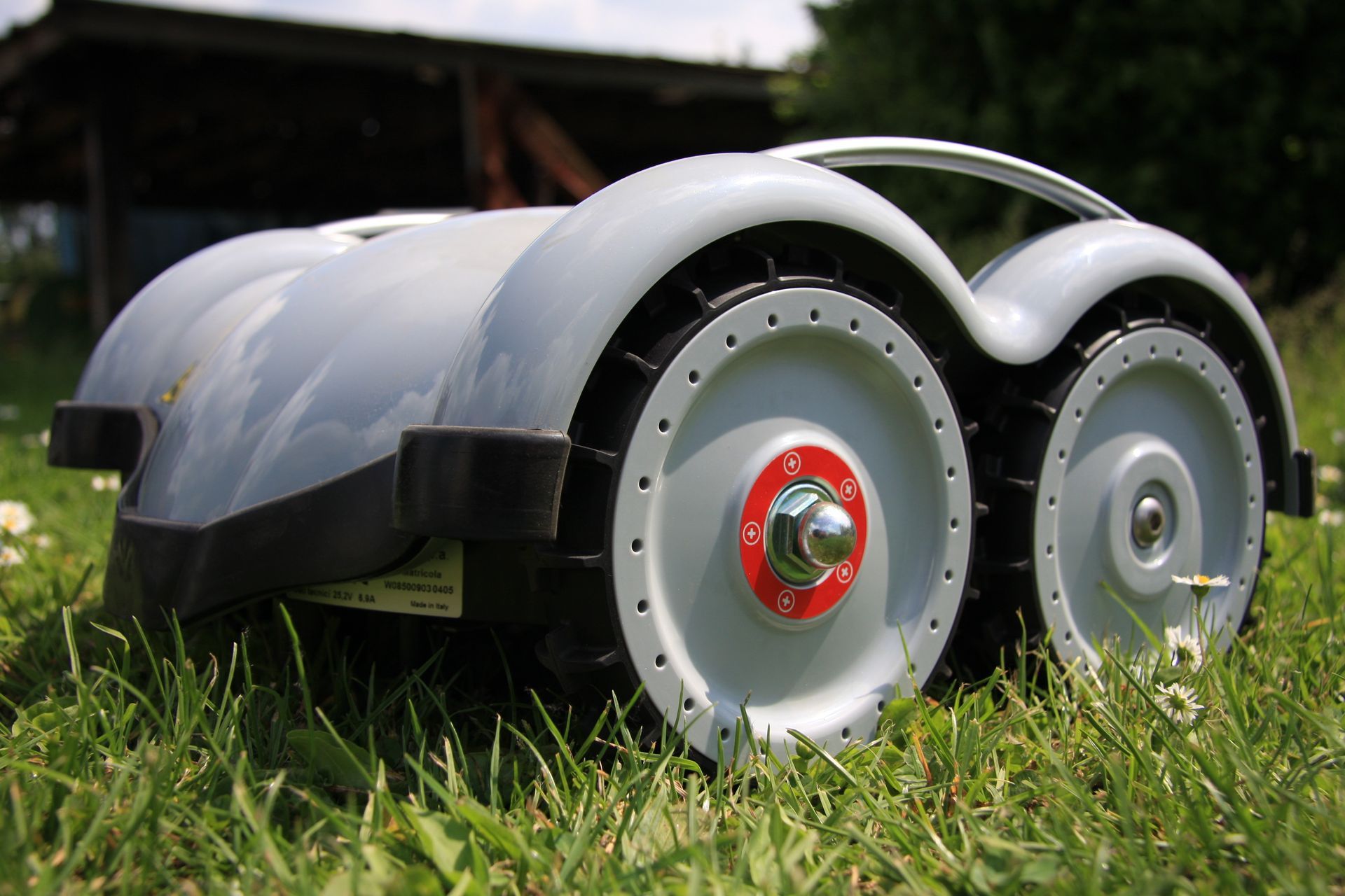 Gros plan sur la roue tout-terrain d'un robot tondeuse