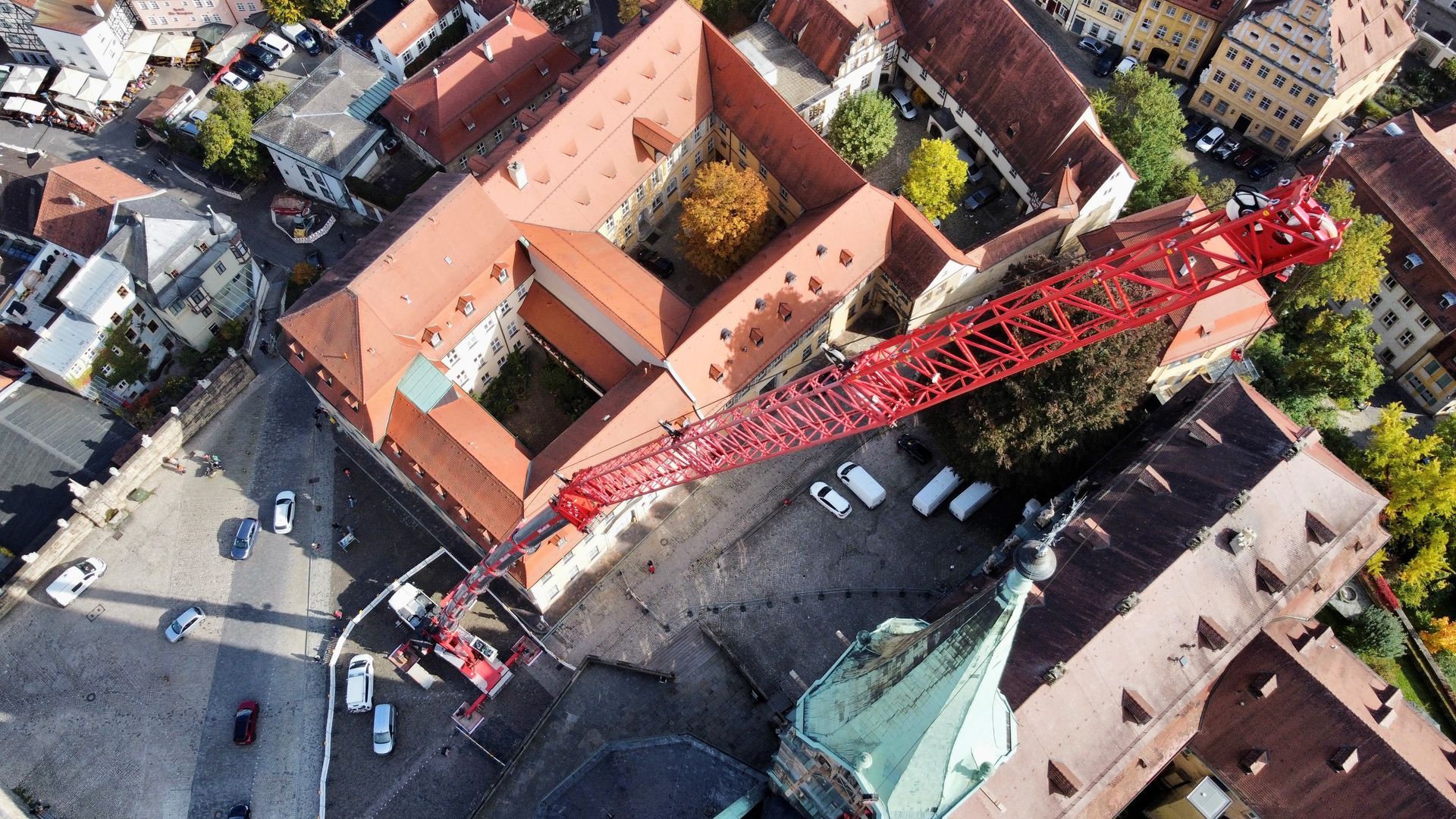Kran im Einsatz an einer Kirche