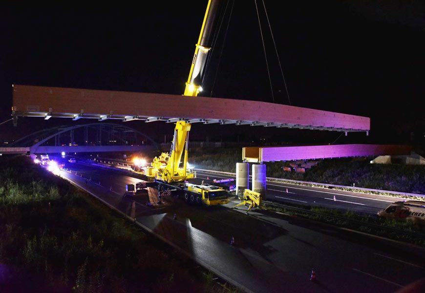 Montage einer Holzbrücke